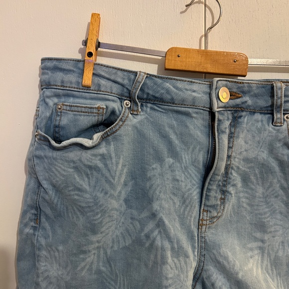 d/C Jeans by Pennington's Faded Shorts with Bleached out Leaf Pattern Size16 - Picture 2 of 10